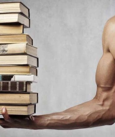 kracht-uitstralen-met-brede-schouders