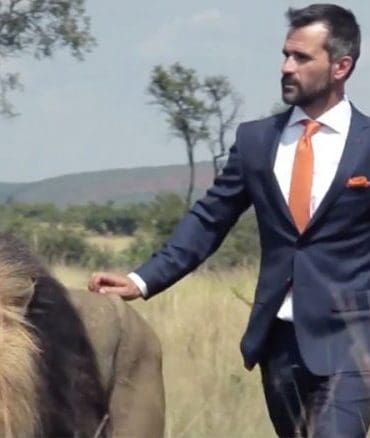 Van-Gils-laat-de-leeuw-los-met-Kevin-Richardson