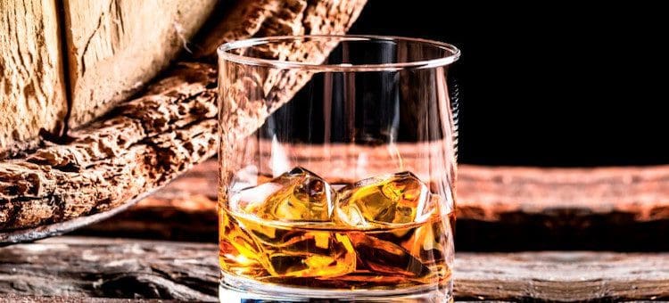 echte-mannen-drinken-whisky-glass