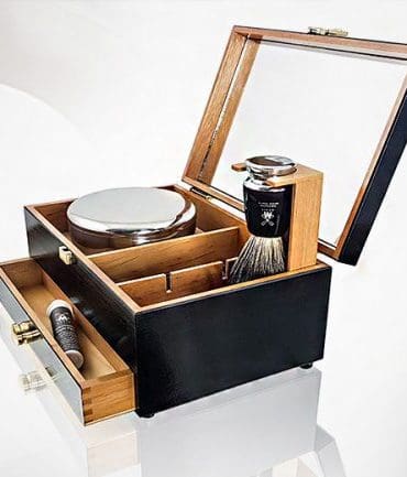 mannen scheren met de scheerkist