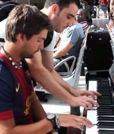 Muzikaal wachten op treinstation in Parijs
