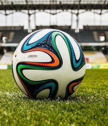 Mannen houden van voetbal kijken