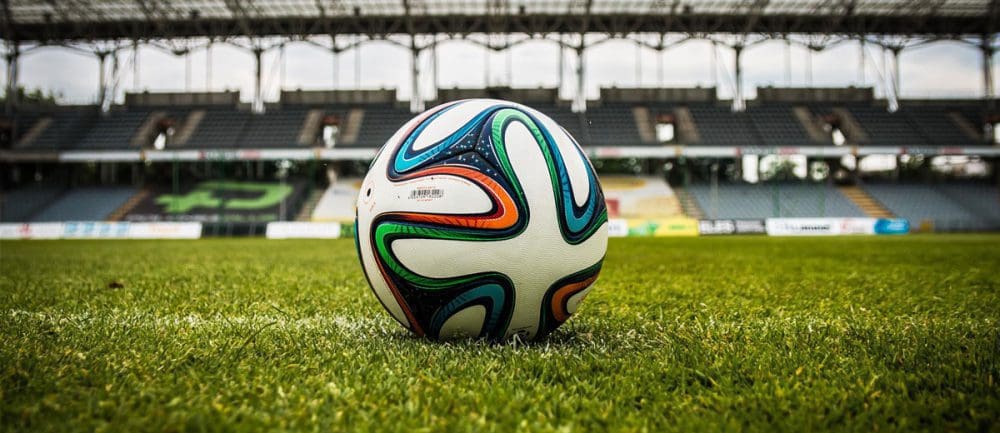 Mannen houden van voetbal kijken
