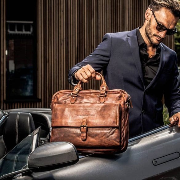 scoren-bij-klanten-met-een-leren-laptoptas