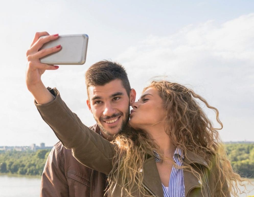 deze-compacte-selfie-stick-van-cellularline-neem-je-overal-mee-naartoe