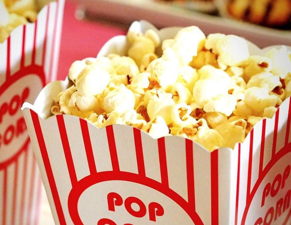 dit-zijn-de-films-en-series-die-mannen-verplicht-mee-moeten-kijken-van-hun-vriendin