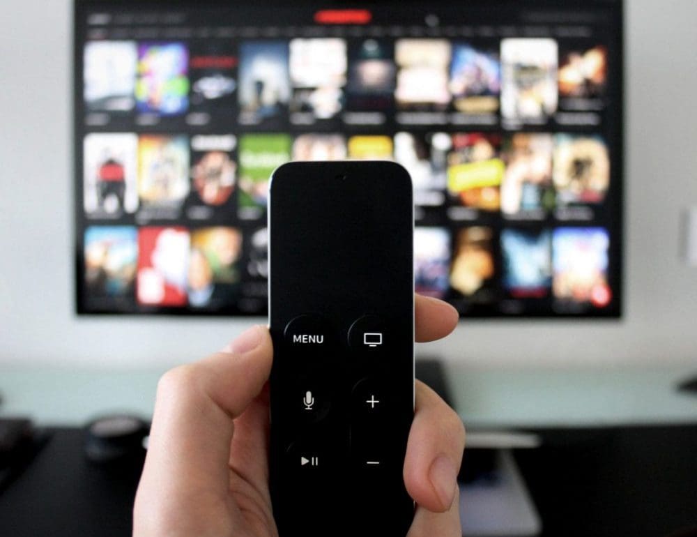 gamen-op-een-groot-scherm-projector-of-televisie