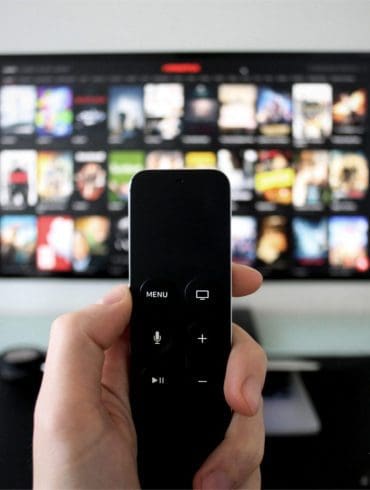 gamen-op-een-groot-scherm-projector-of-televisie