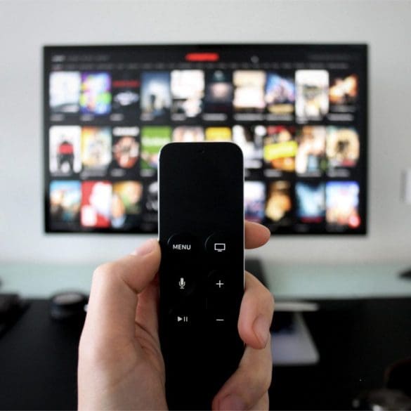 gamen-op-een-groot-scherm-projector-of-televisie