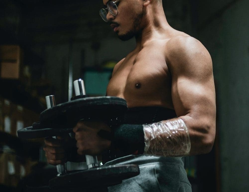 oefeningen-met-een-dumbbell-om-thuis-te-sporten-en-sterker-te-worden