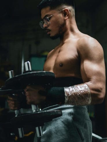 oefeningen-met-een-dumbbell-om-thuis-te-sporten-en-sterker-te-worden