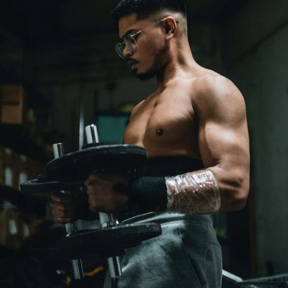 oefeningen-met-een-dumbbell-om-thuis-te-sporten-en-sterker-te-worden