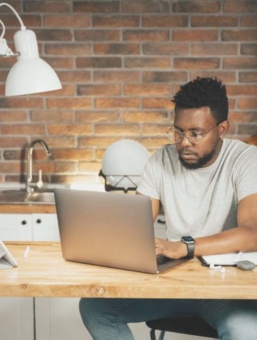 lang-zitten-als-oorzaak-van-pijn-aan-de-bilspieren-of-toch-niet