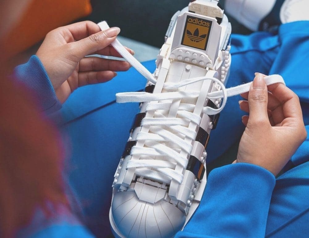 maak-je-gelukkig-met-een-adidas-superstar-van-lego