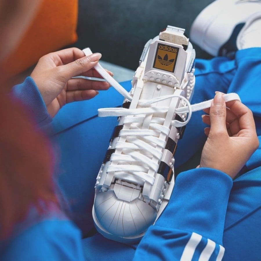 maak-je-gelukkig-met-een-adidas-superstar-van-lego