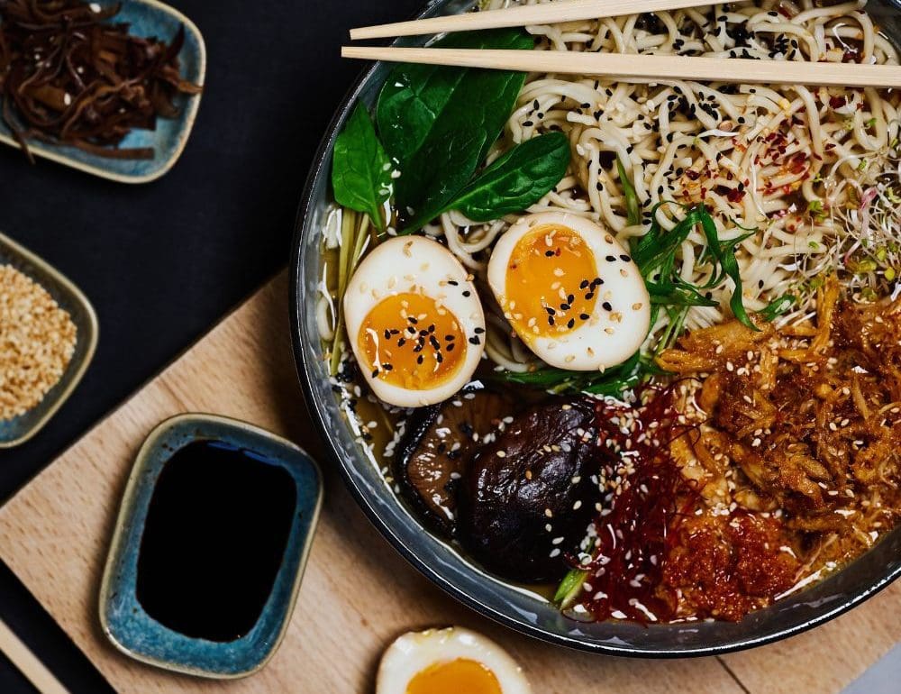 met-deze-noodlesoepen-eet-je-lekker-en-snel