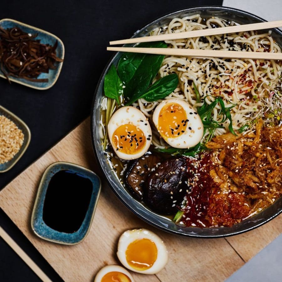 met-deze-noodlesoepen-eet-je-lekker-en-snel