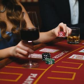 Waarom spelen mannen meer poker dan vrouwen?