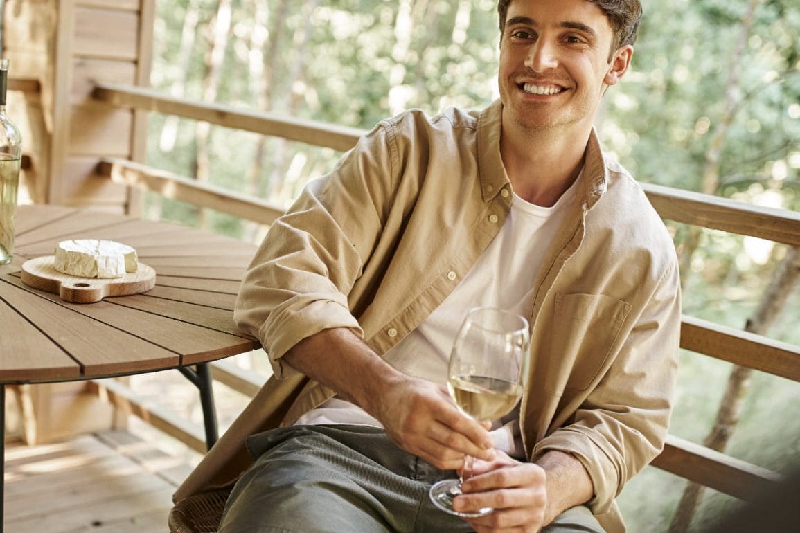 Een robuuste mancave in de buitenlucht met een veranda