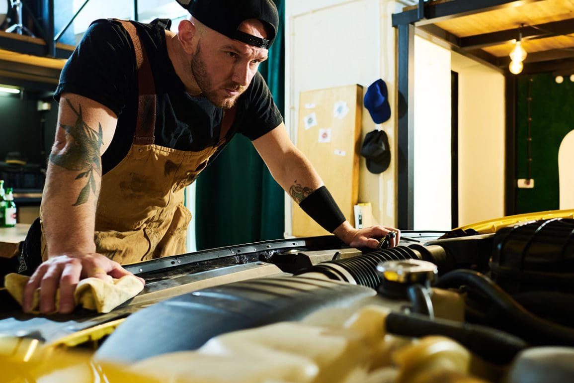 Op deze manier voer je het onderhoud aan je auto zelf uit