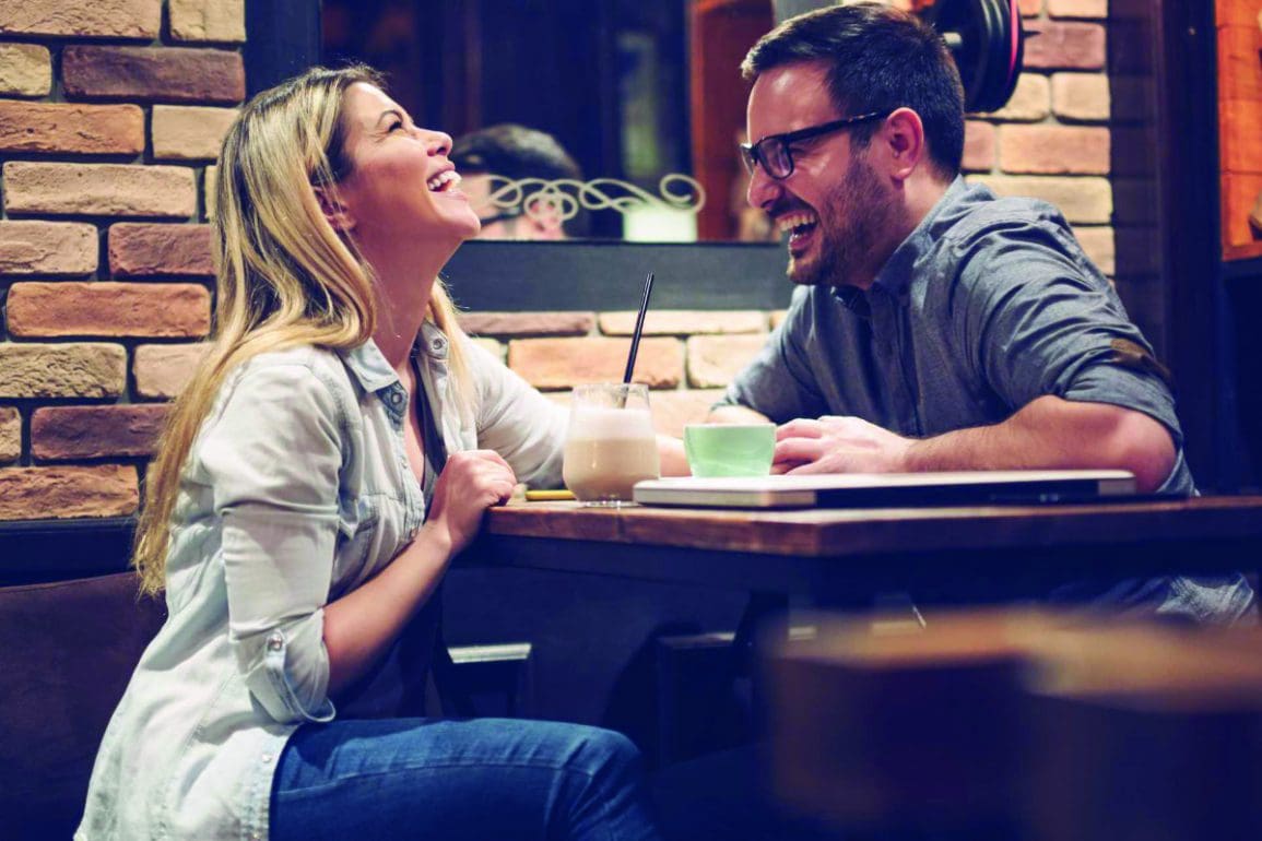 Waarom volwassen vrouwen met jongere mannen willen daten