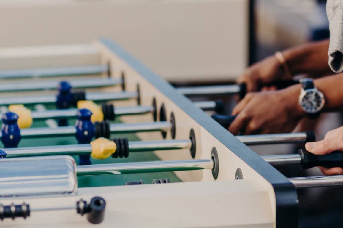 Werkgeluk en productiviteit: Dit is waarom spelen op het werk werkt