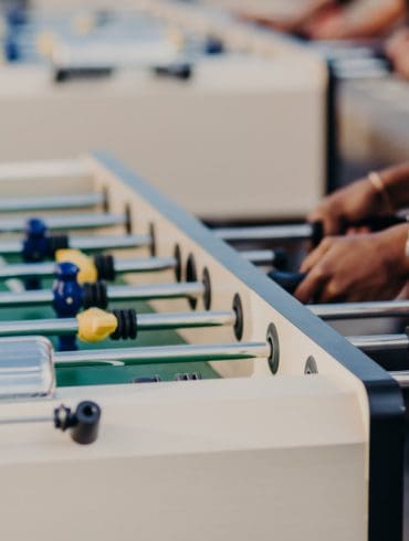 Werkgeluk en productiviteit: Dit is waarom spelen op het werk werkt