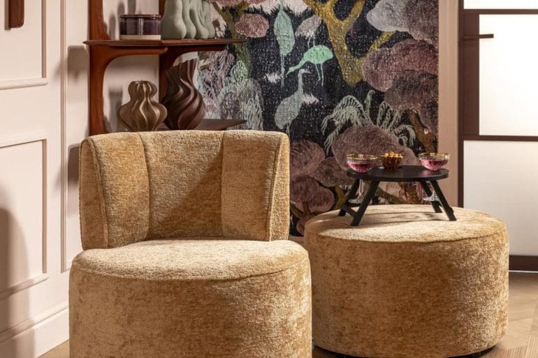 Zo creëer je een hotel-chique zithoek met fauteuil en accessoires ...