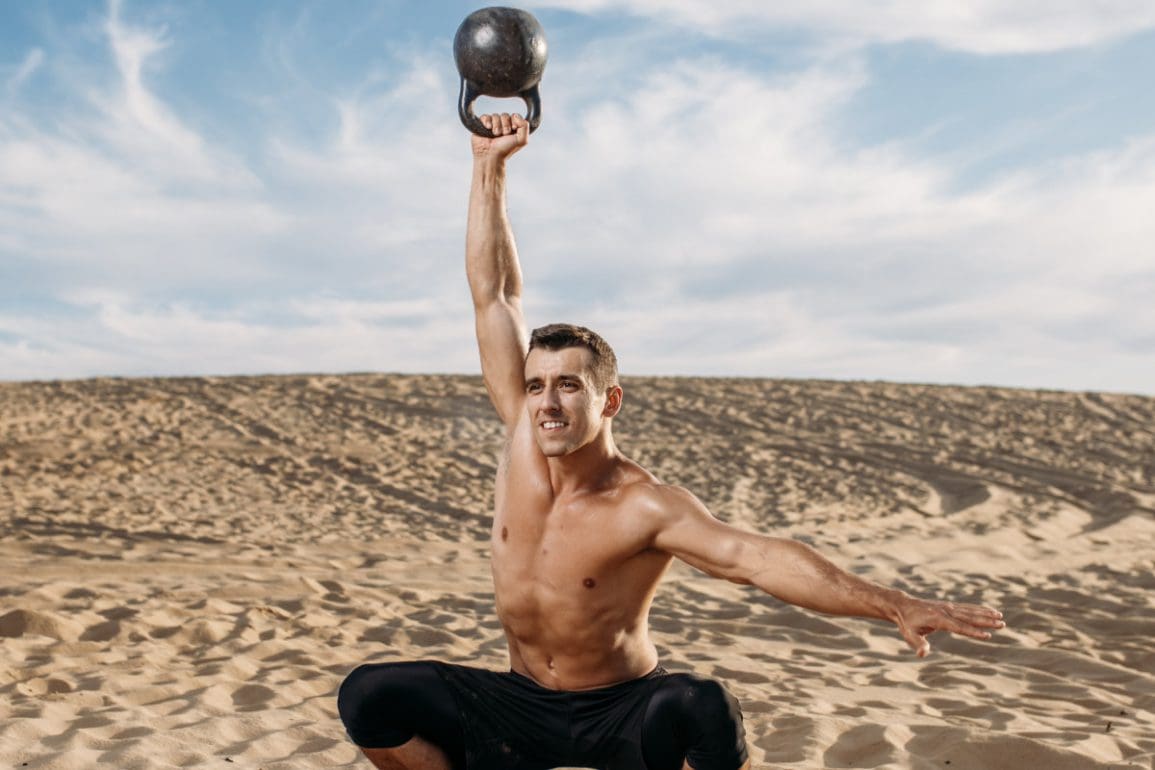 Vergeet de sportschool: zo word je topfit met alleen een set kettlebells