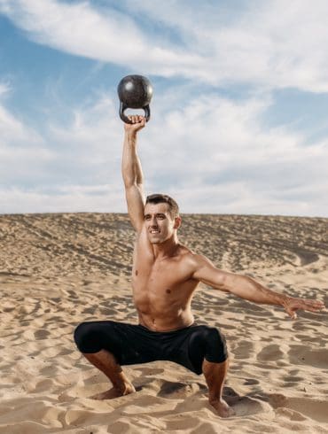 Vergeet de sportschool: zo word je topfit met alleen een set kettlebells