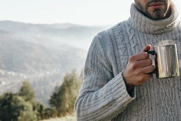 De rits-trui: Waarom dit kledingstuk de held van je garderobe is