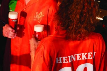 Deze voetbalzomer kijken we in stijl: Heineken introduceert de ‘Pilsjama'