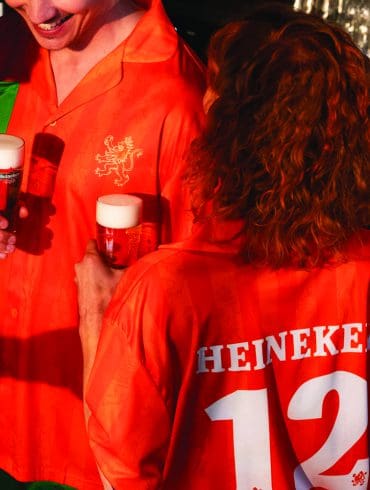 Deze voetbalzomer kijken we in stijl: Heineken introduceert de ‘Pilsjama'