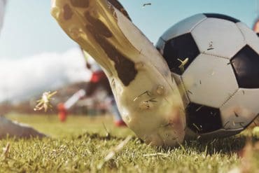 Zo kijk je het WK voetbal thuis: Op groot scherm met lekkere snacks