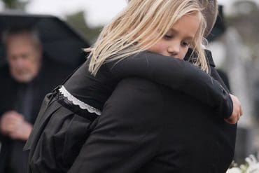 Rouw en regelen: Zo bewaak je jouw grenzen én de kosten crematie bij een zwaar verlies uitvaart