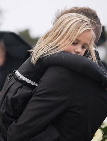 Rouw en regelen: Zo bewaak je jouw grenzen én de kosten crematie bij een zwaar verlies uitvaart