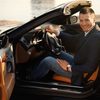 een-andere-auto-op-het-oog-neem-de-tijd-om-de-mogelijkheden-te-vergelijken
