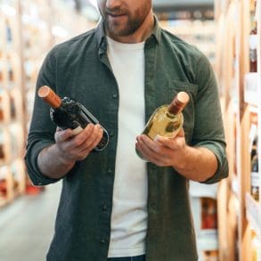 Welke fles neem je mee als je ergens wordt uitgenodigd? 8 situaties en de keuze die past